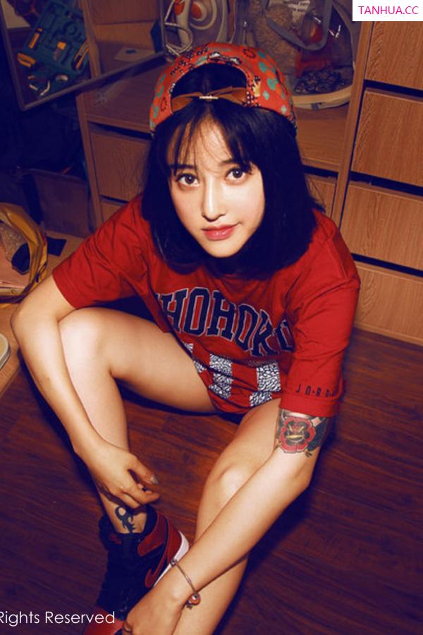 但甲子 丹妮酱也是但老师 模特丹妮Dannyy 运动滑板浴室湿身第6张图片